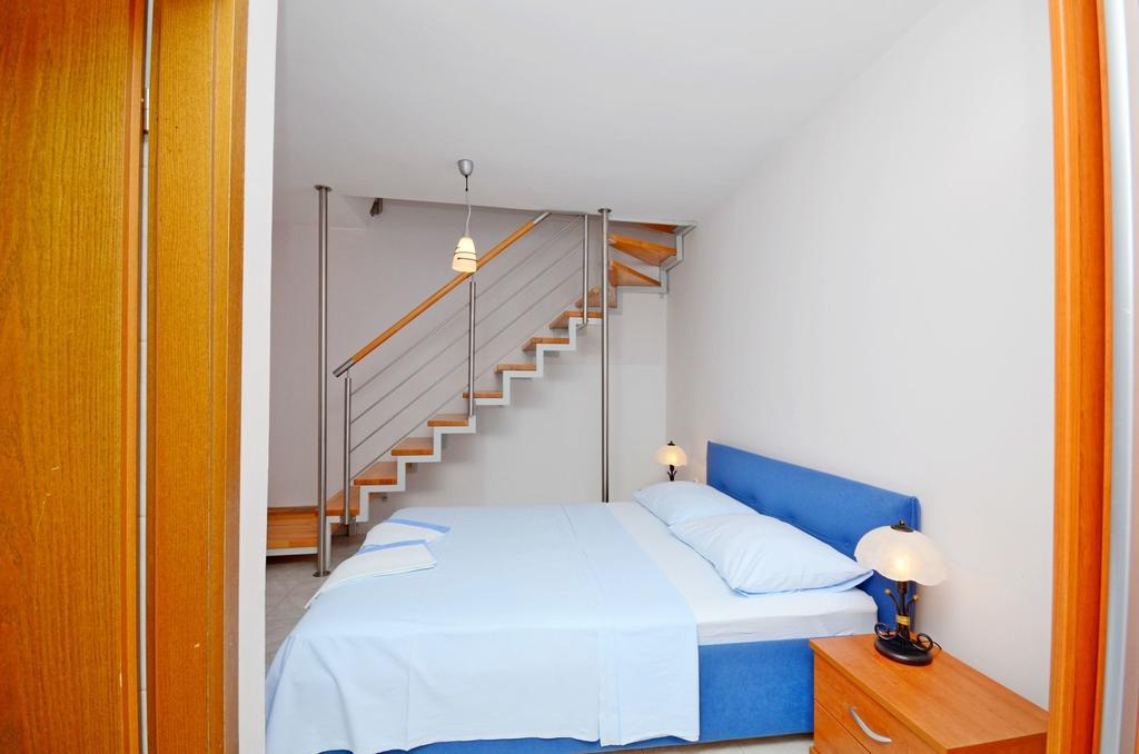 Apartments Hrgovic Рогозница Экстерьер фото
